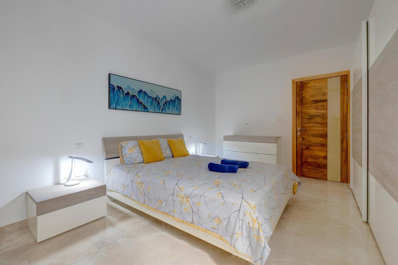 Deluxe Apartment Steps To St George'S Bay Saint Julian's Екстер'єр фото