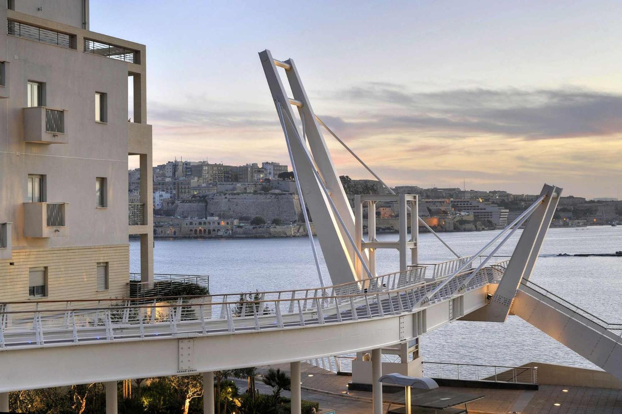 Deluxe Apartment Steps To St George'S Bay Saint Julian's Екстер'єр фото