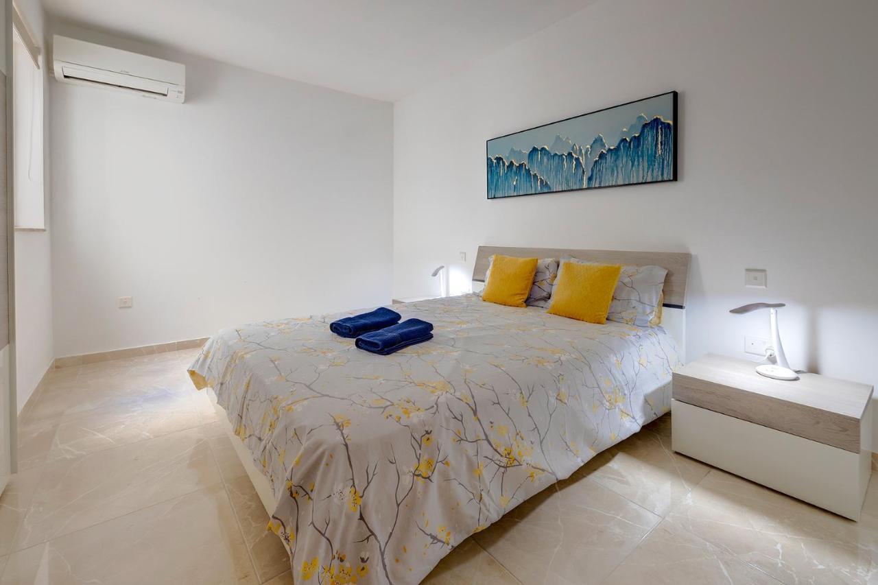 Deluxe Apartment Steps To St George'S Bay Saint Julian's Екстер'єр фото