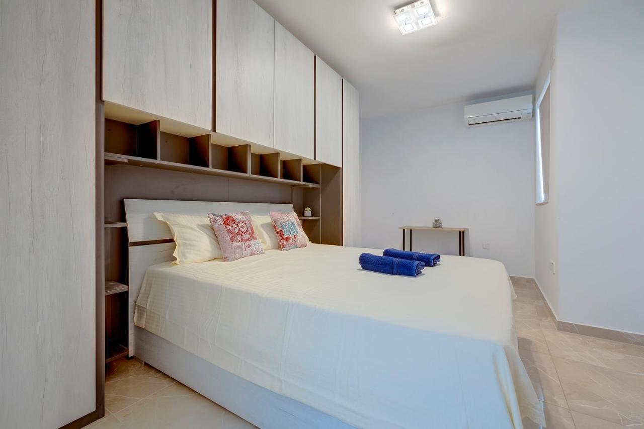 Deluxe Apartment Steps To St George'S Bay Saint Julian's Екстер'єр фото