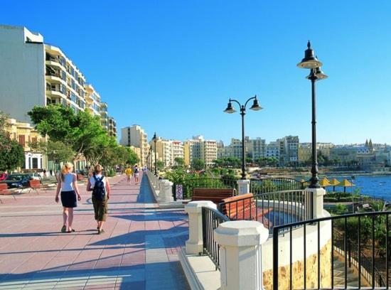 Deluxe Apartment Steps To St George'S Bay Saint Julian's Екстер'єр фото