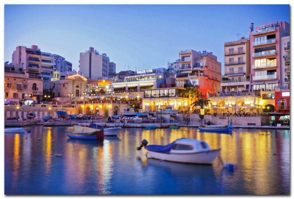 Deluxe Apartment Steps To St George'S Bay Saint Julian's Екстер'єр фото